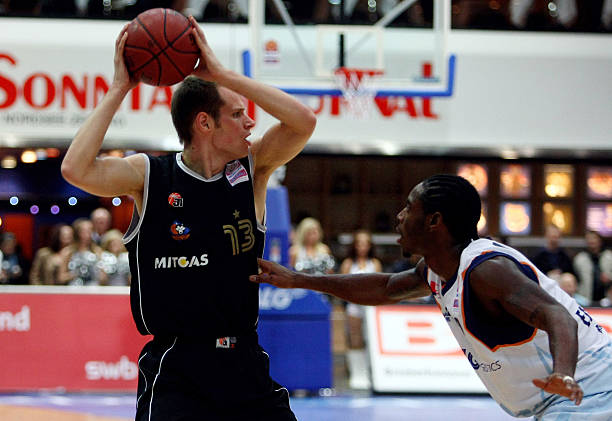 不仅在担任 不仅在担任